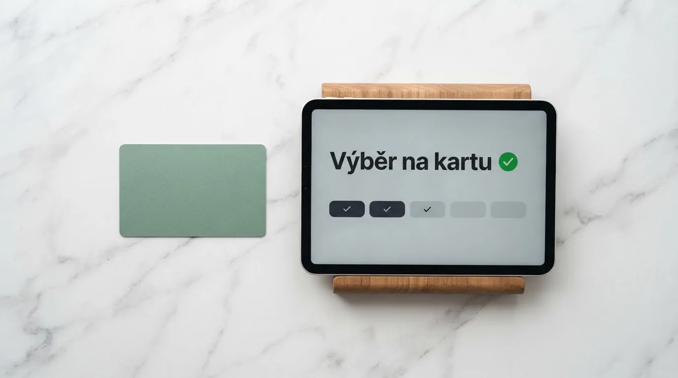 Karta Mastercard vedle obrazovky s nápisem „Výběr na kartu“ a symbolem zaškrtnutí u menšiny log operátorů